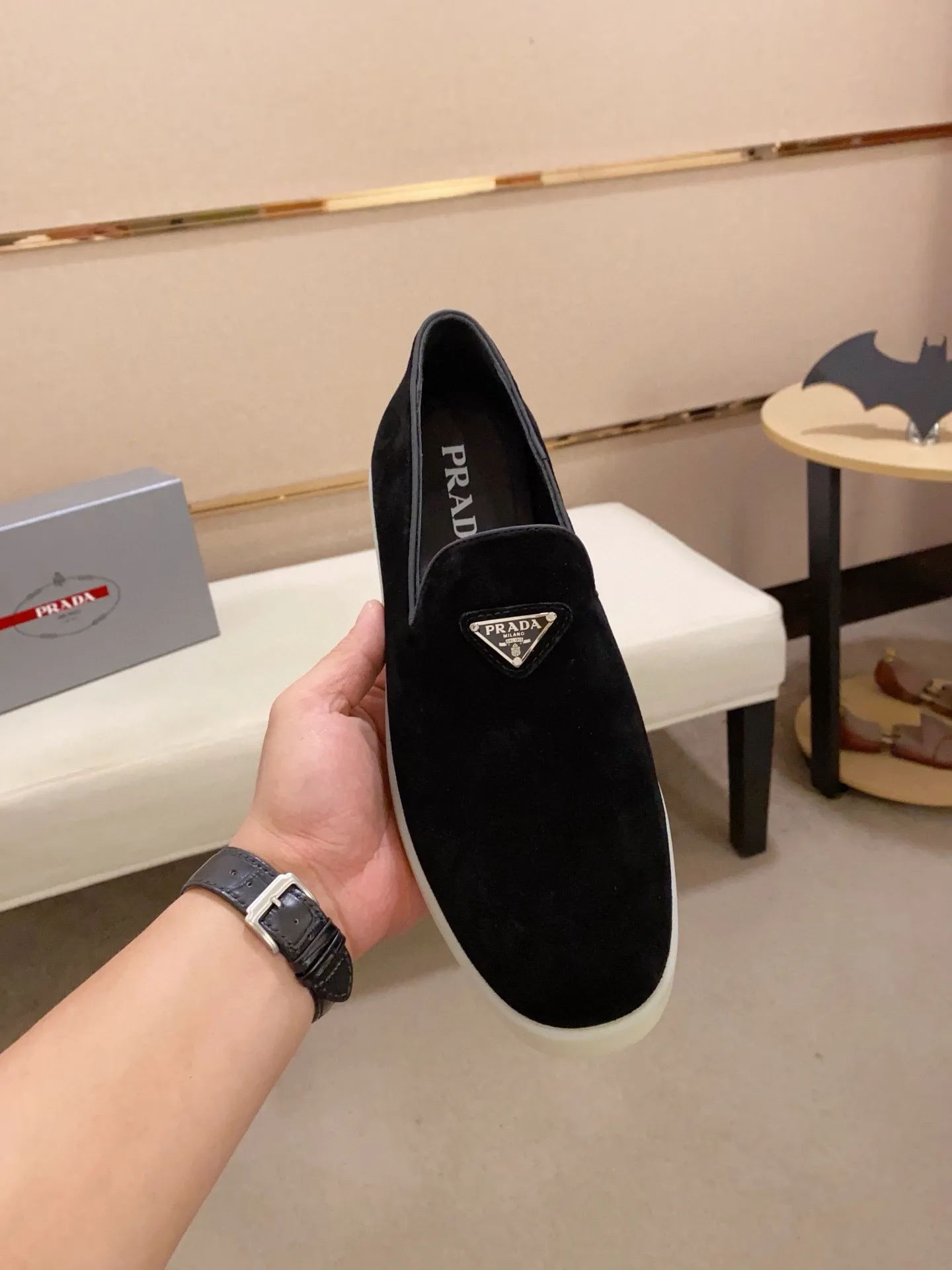 Men's shoes 💰 580💰 ✔️✔️✔️High-quality new PRADA counters are launched at the same time. The new men's shoes and 😘fabrics are selected from high-silk bald cowhide and are made by pure handicrafts. Lining: Full cowhide lining. 👍🏿 High-end ☄️ air-cushion molded anti-slip rubber outsole, exquisite lines, simple and elegant, comfortable and high-end for leisure travel. Code number: 38 to 44 (45 can be customized)